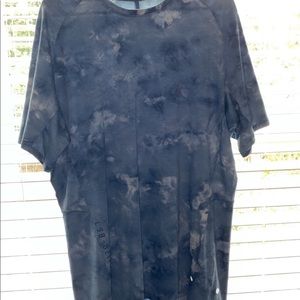Men’s Lululemon athletic shirt